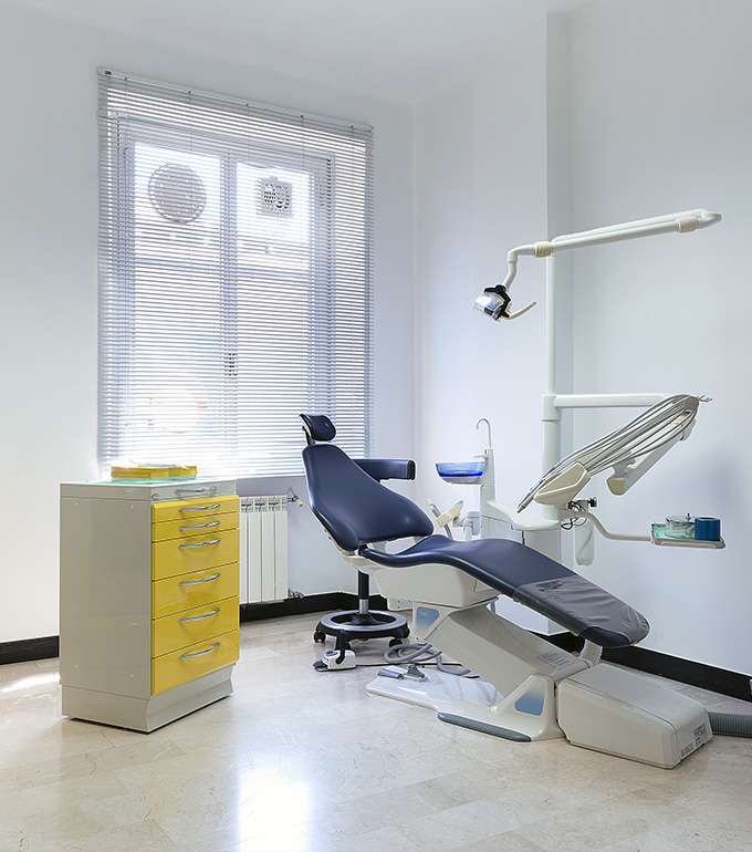 Studio Dentistico Dott. Luca Lancieri. Specialista in odontostomatologia, protesi dentale, implantologia e parodontologia, Genova